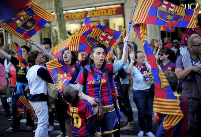 El Barcelona celebra la Liga por las calles de la ciudad (FOTOS)