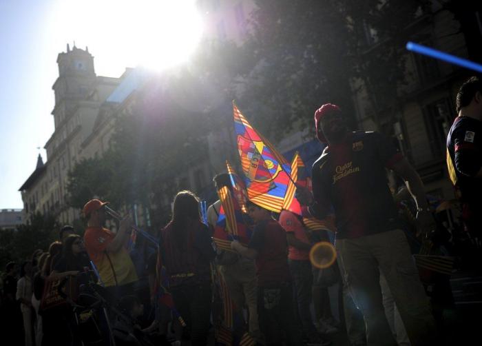 El Barcelona celebra la Liga por las calles de la ciudad (FOTOS)