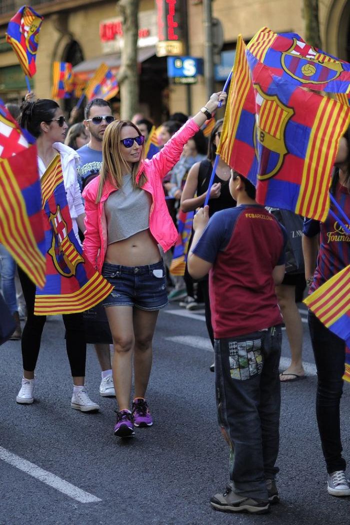 El Barcelona celebra la Liga por las calles de la ciudad (FOTOS)