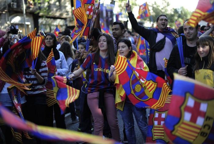 El Barcelona celebra la Liga por las calles de la ciudad (FOTOS)