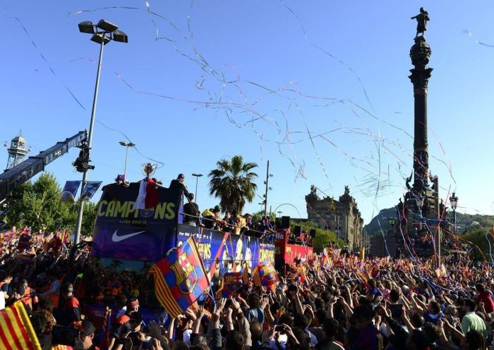 El Barcelona celebra la Liga por las calles de la ciudad (FOTOS)