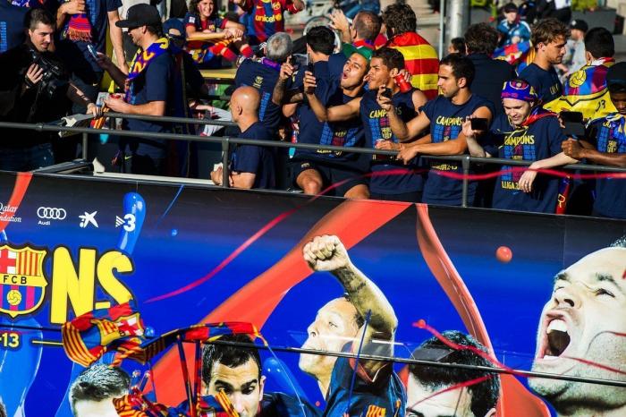 El Barcelona celebra la Liga por las calles de la ciudad (FOTOS)