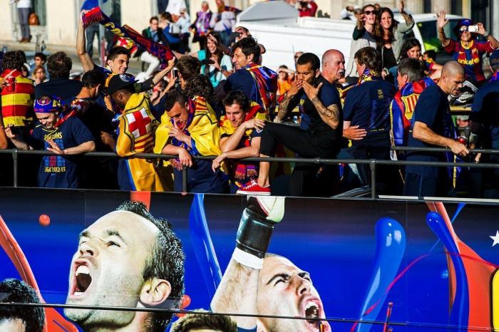 El Barcelona celebra la Liga por las calles de la ciudad (FOTOS)