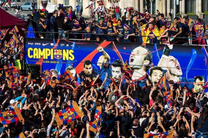 El Barcelona celebra la Liga por las calles de la ciudad (FOTOS)