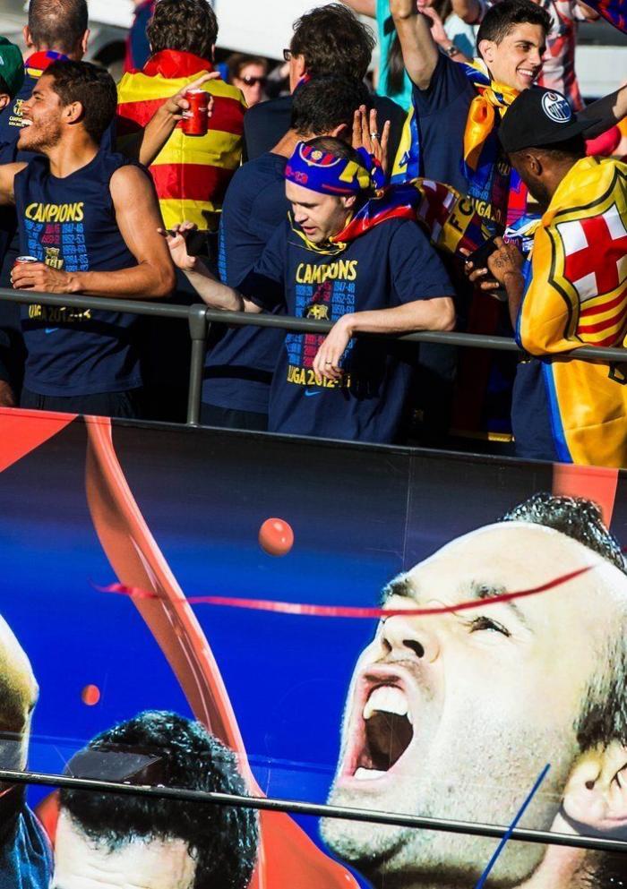 El Barcelona celebra la Liga por las calles de la ciudad (FOTOS)