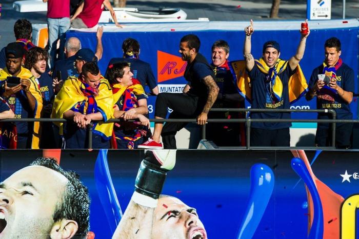 El Barcelona celebra la Liga por las calles de la ciudad (FOTOS)