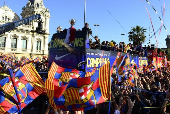 El Barcelona celebra la Liga por las calles de la ciudad (FOTOS)