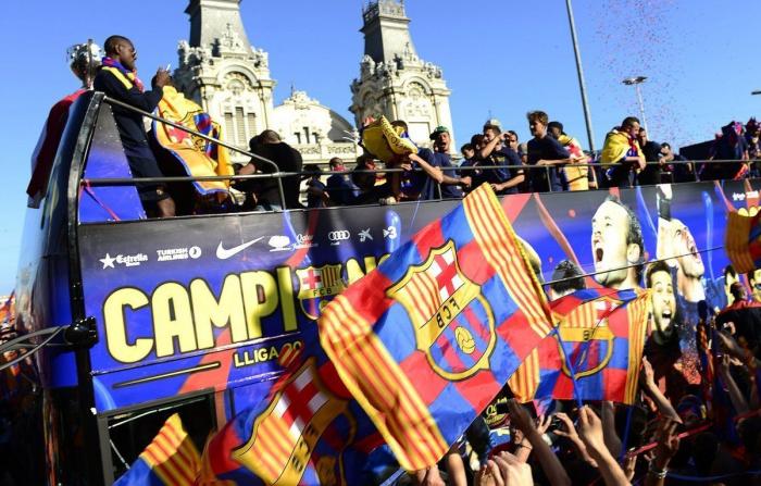 El Barcelona celebra la Liga por las calles de la ciudad (FOTOS)