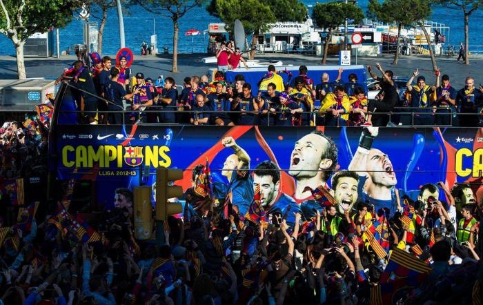 El Barcelona celebra la Liga por las calles de la ciudad (FOTOS)