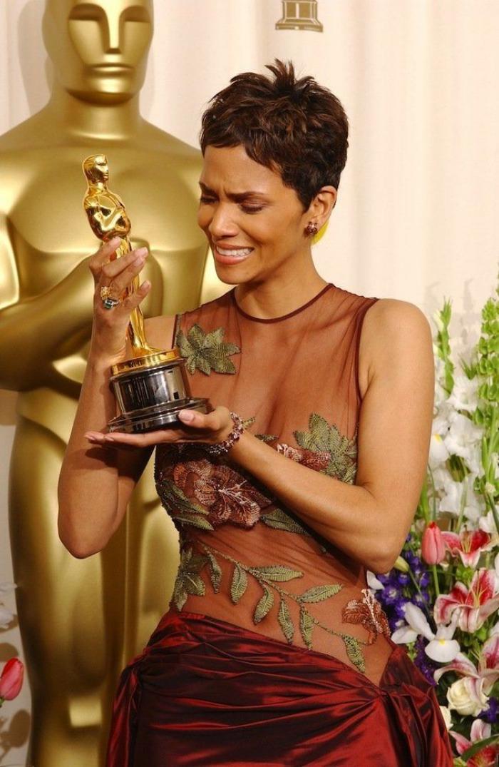 Halle Berry, sin maquillar y sin peinar: nadie diría que tiene 53 años