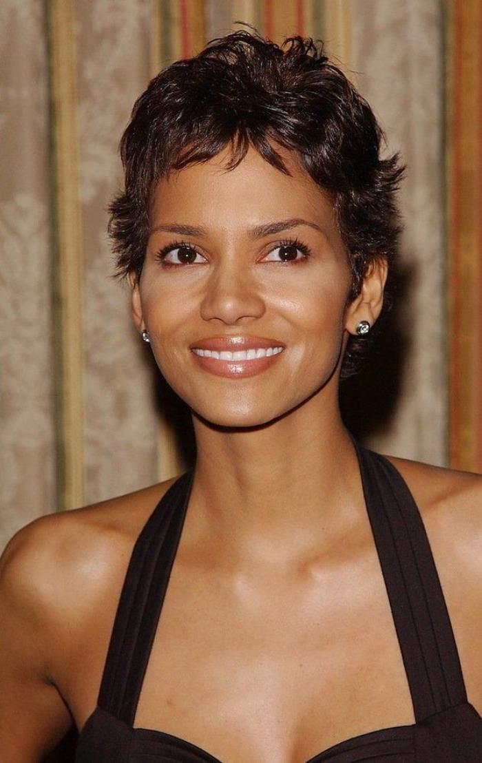Halle Berry, sin maquillar y sin peinar: nadie diría que tiene 53 años