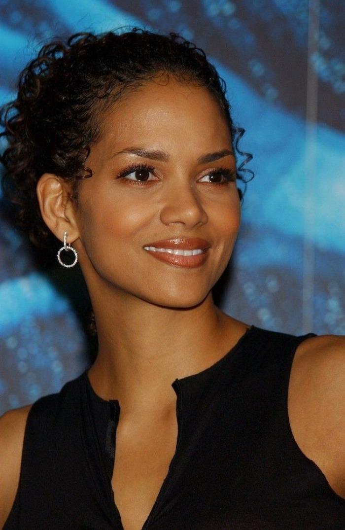 Halle Berry, sin maquillar y sin peinar: nadie diría que tiene 53 años
