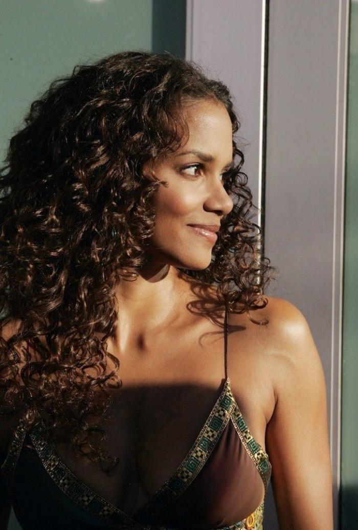 Halle Berry, sin maquillar y sin peinar: nadie diría que tiene 53 años