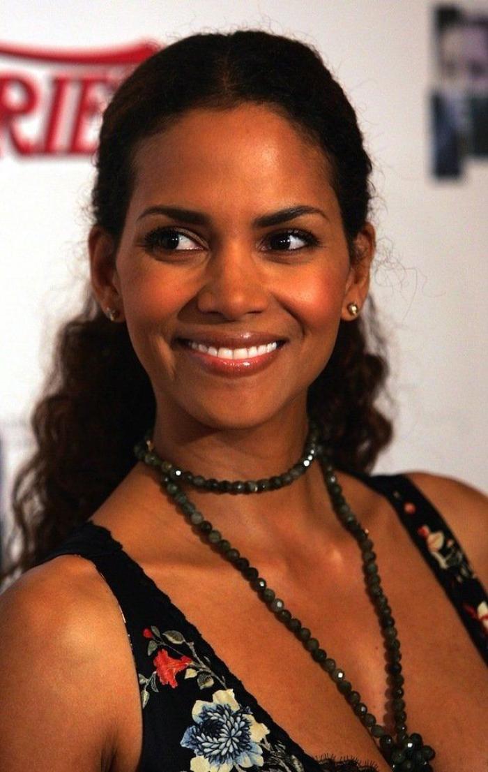 Halle Berry, sin maquillar y sin peinar: nadie diría que tiene 53 años