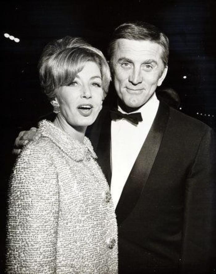 "Te querré el resto de mi vida": la despedida de Catherine Zeta Jones a su suegro, Kirk Douglas