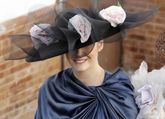 Fotos de la boda de Eva González y Cayetano Rivera: los vestidos y pamelas de las invitadas