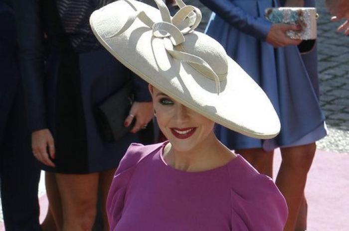 Fotos de la boda de Eva González y Cayetano Rivera: los vestidos y pamelas de las invitadas