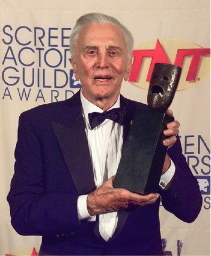 "Te querré el resto de mi vida": la despedida de Catherine Zeta Jones a su suegro, Kirk Douglas