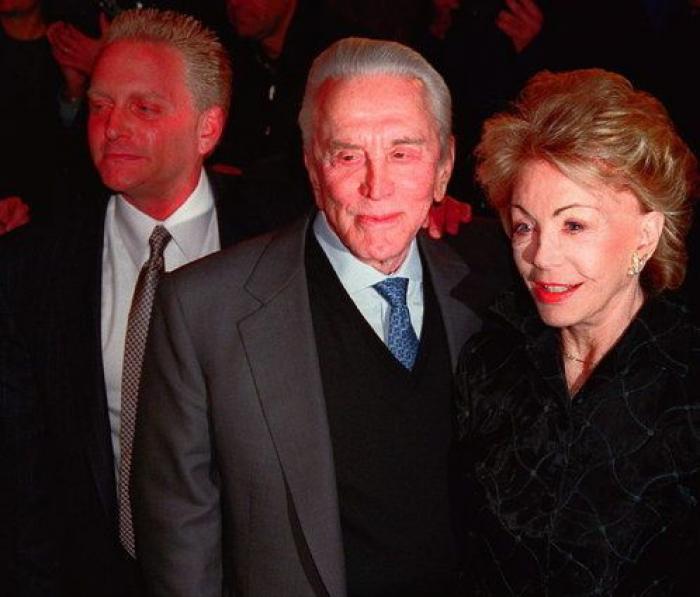 "Te querré el resto de mi vida": la despedida de Catherine Zeta Jones a su suegro, Kirk Douglas