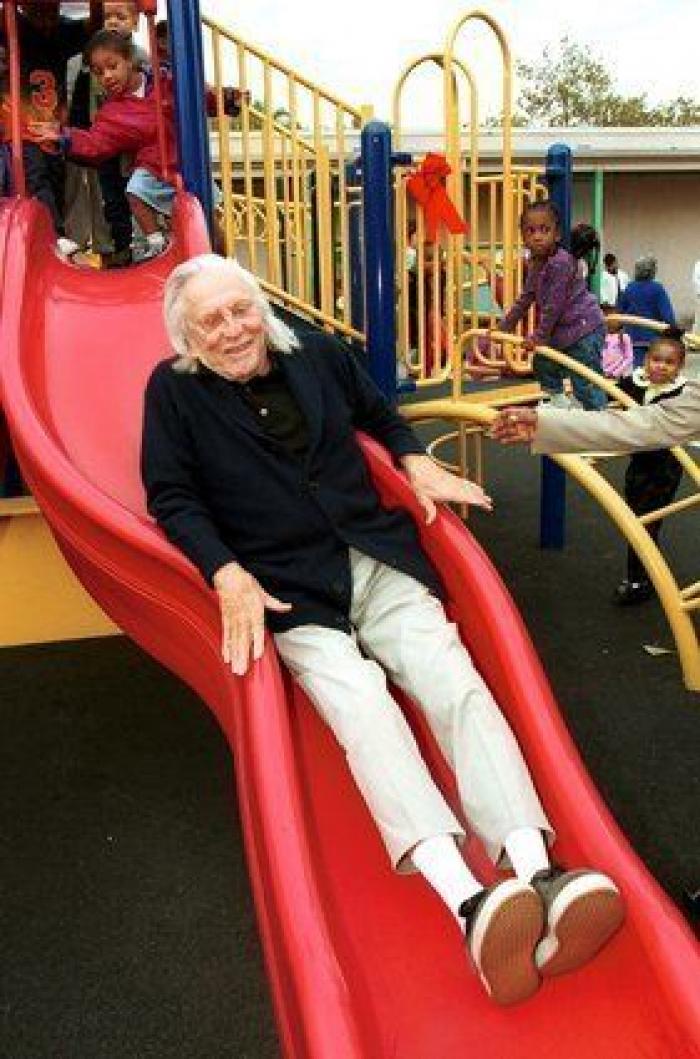 "Te querré el resto de mi vida": la despedida de Catherine Zeta Jones a su suegro, Kirk Douglas