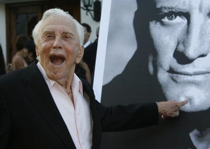 "Te querré el resto de mi vida": la despedida de Catherine Zeta Jones a su suegro, Kirk Douglas