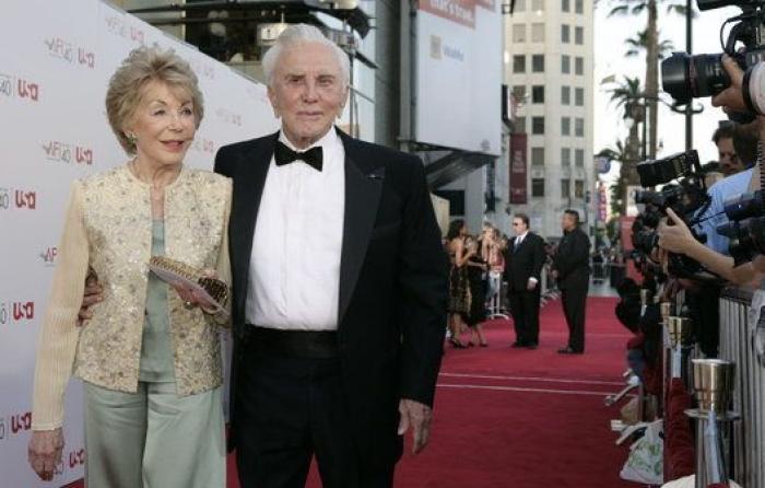 "Te querré el resto de mi vida": la despedida de Catherine Zeta Jones a su suegro, Kirk Douglas