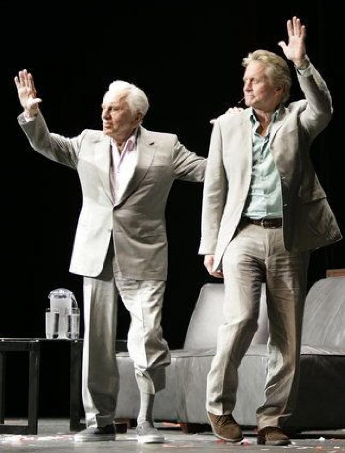 "Te querré el resto de mi vida": la despedida de Catherine Zeta Jones a su suegro, Kirk Douglas