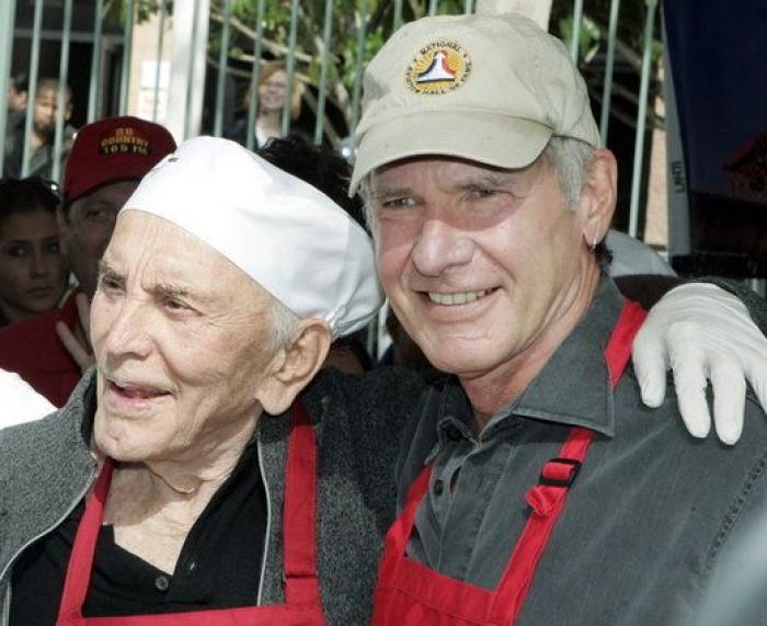 "Te querré el resto de mi vida": la despedida de Catherine Zeta Jones a su suegro, Kirk Douglas