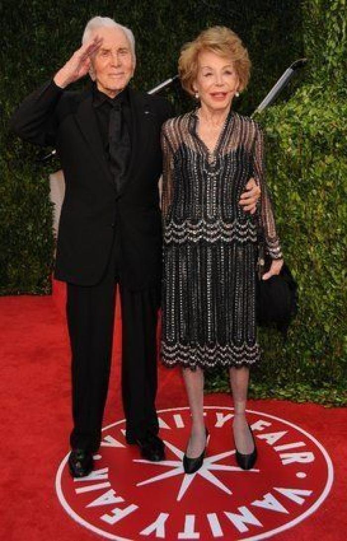 "Te querré el resto de mi vida": la despedida de Catherine Zeta Jones a su suegro, Kirk Douglas