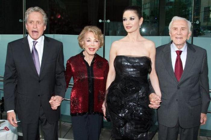 "Te querré el resto de mi vida": la despedida de Catherine Zeta Jones a su suegro, Kirk Douglas