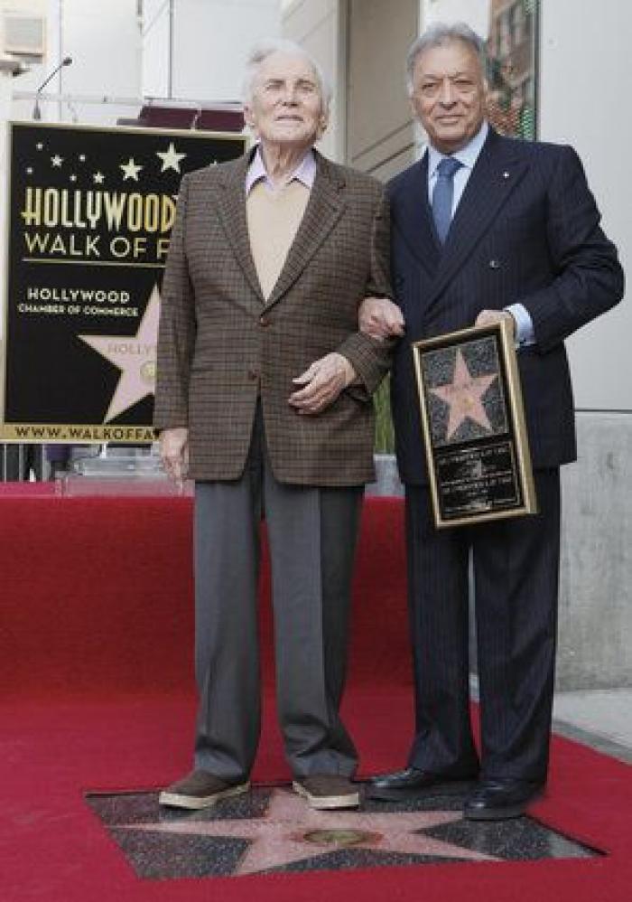 "Te querré el resto de mi vida": la despedida de Catherine Zeta Jones a su suegro, Kirk Douglas