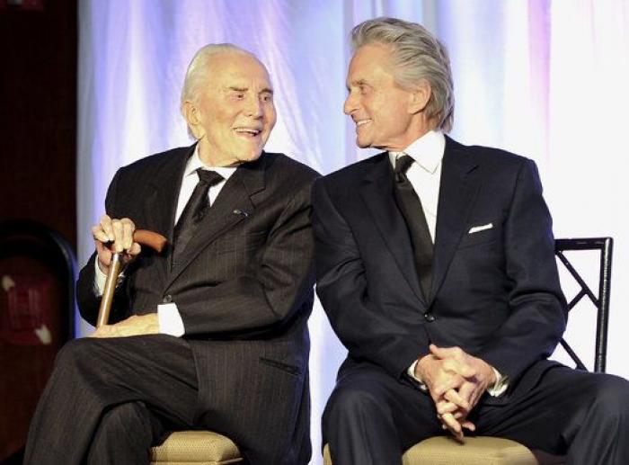 "Te querré el resto de mi vida": la despedida de Catherine Zeta Jones a su suegro, Kirk Douglas