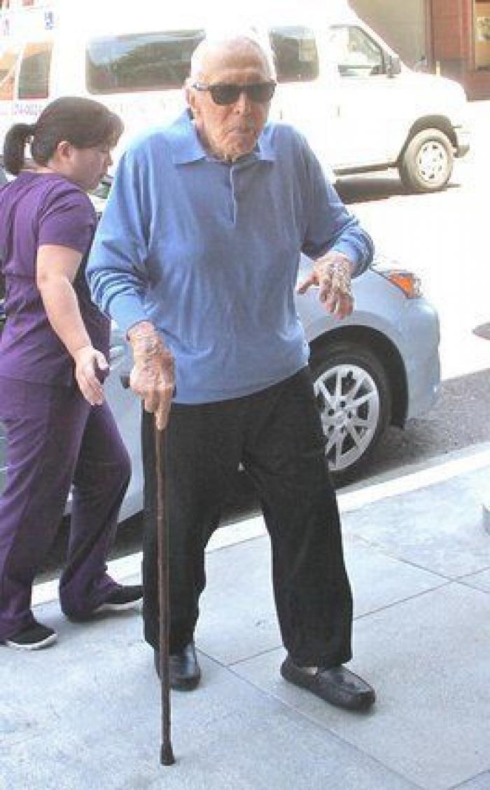 "Te querré el resto de mi vida": la despedida de Catherine Zeta Jones a su suegro, Kirk Douglas