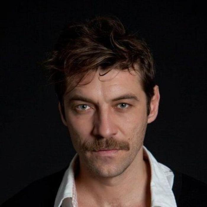 La nueva aventura de Pierce Brosnan que poco tiene que ver con el cine