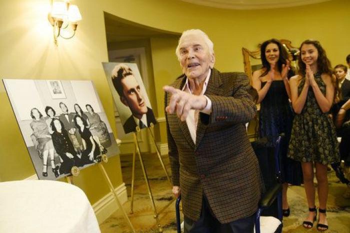 Kirk Douglas cumple 100 años y lo celebra con un fiestón