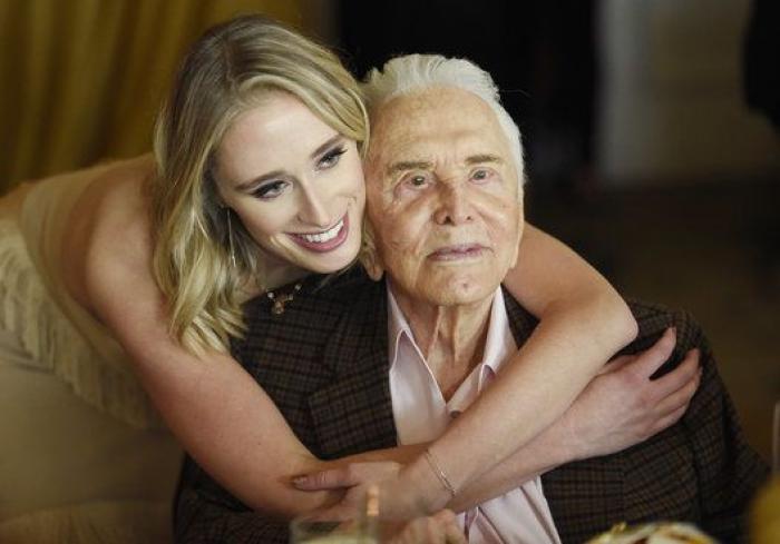 Kirk Douglas cumple 100 años y lo celebra con un fiestón