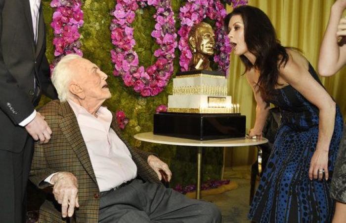 Kirk Douglas cumple 100 años y lo celebra con un fiestón