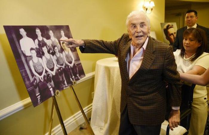 Kirk Douglas cumple 100 años y lo celebra con un fiestón