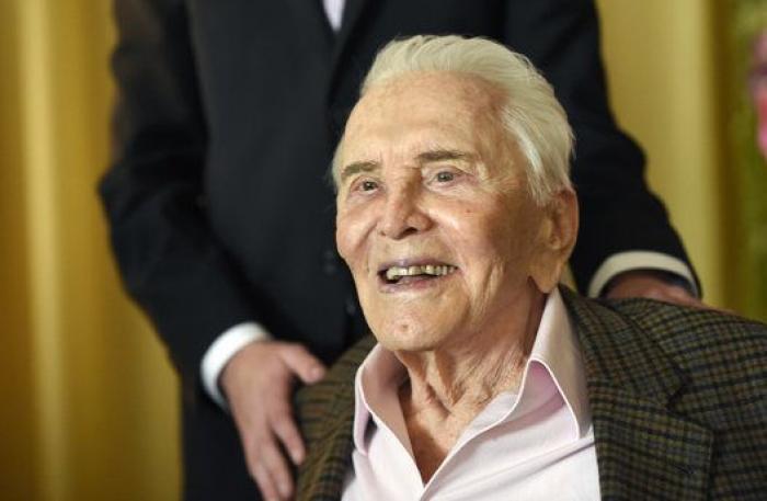Kirk Douglas cumple 100 años y lo celebra con un fiestón