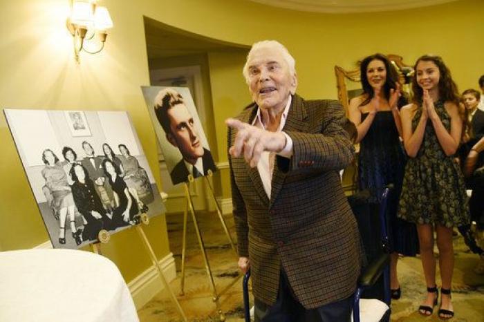 Kirk Douglas cumple 100 años y lo celebra con un fiestón