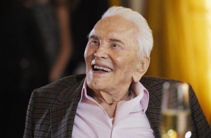 Kirk Douglas cumple 100 años y lo celebra con un fiestón