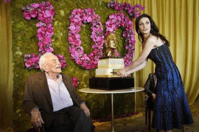 Kirk Douglas cumple 100 años y lo celebra con un fiestón