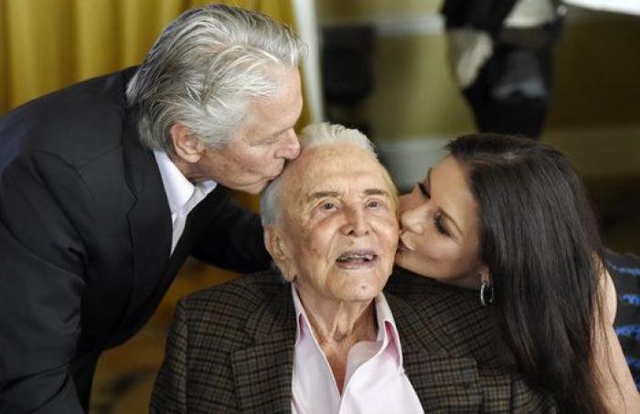 Kirk Douglas cumple 100 años y lo celebra con un fiestón