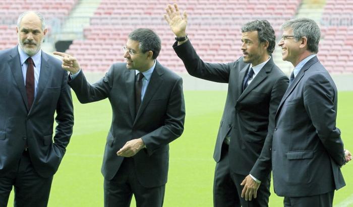 Críticas a Miguel Ángel Rodríguez por su mensaje sobre la razón de la marcha de Luis Enrique