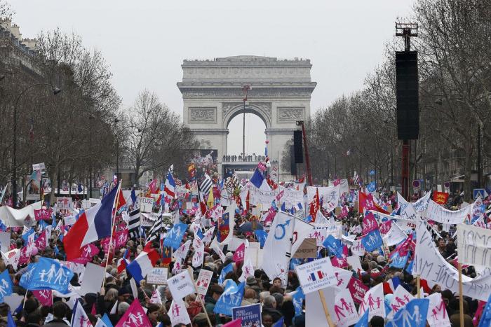 Escándalo en Francia por la salida forzada del armario del número dos de Marine le Pen