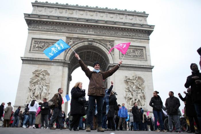 Escándalo en Francia por la salida forzada del armario del número dos de Marine le Pen