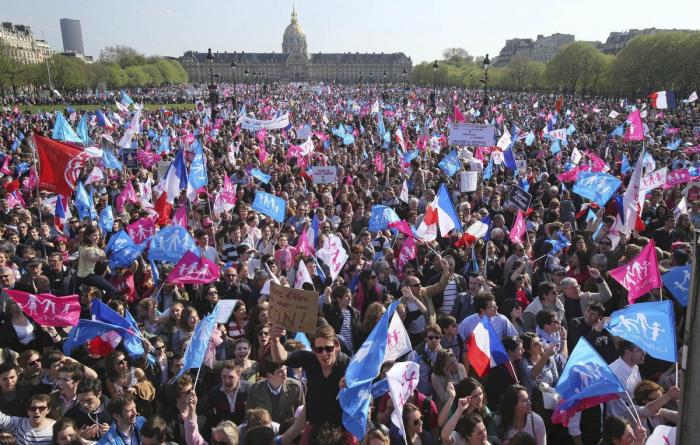 Escándalo en Francia por la salida forzada del armario del número dos de Marine le Pen
