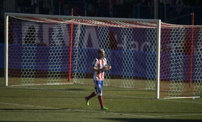 Fernando Torres vuelve a vestir de rojiblanco ante 40.000 aficionados (FOTOS)