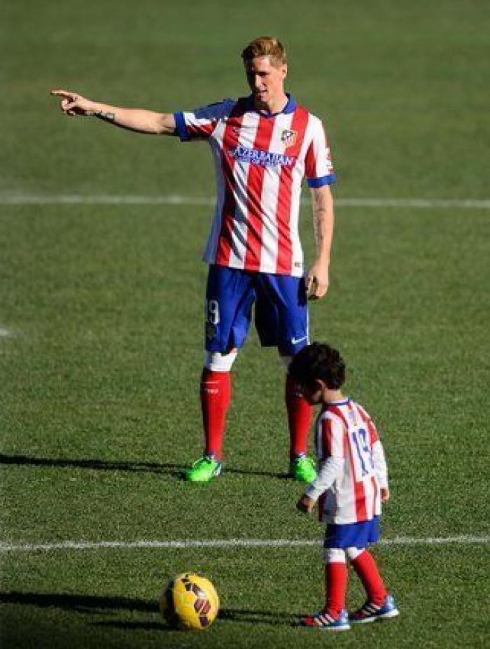 Fernando Torres vuelve a vestir de rojiblanco ante 40.000 aficionados (FOTOS)