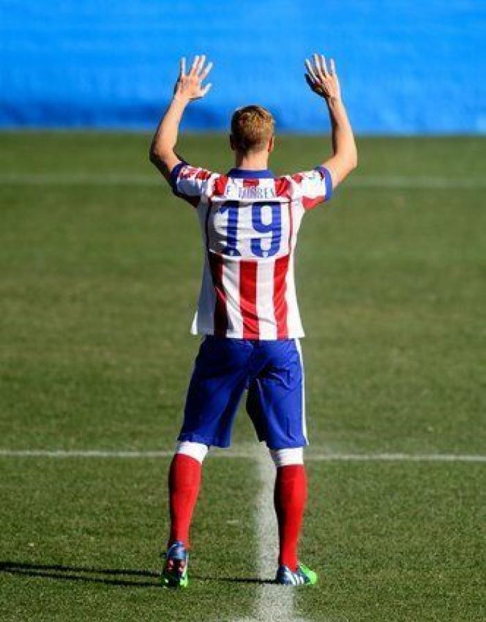 Fernando Torres vuelve a vestir de rojiblanco ante 40.000 aficionados (FOTOS)